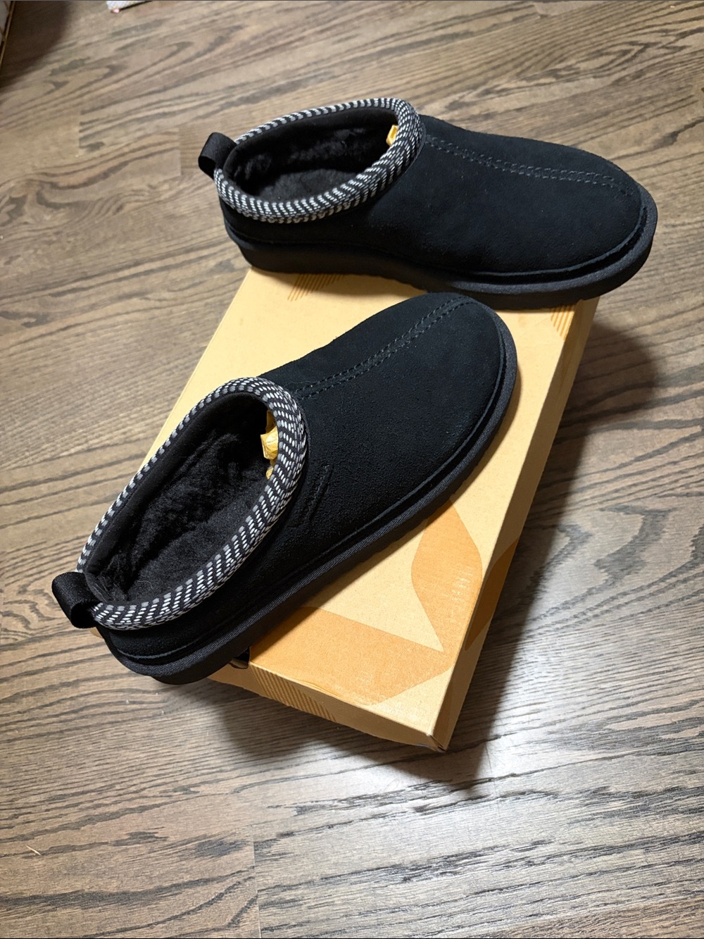 Koolaburra Size 9 Men's Black Slip-On Suede-Look Fleece Shoes. NEW.